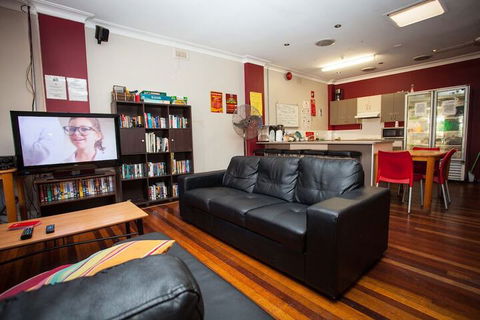 Manly Harbour Backpackers - Melbourne Tourism 7