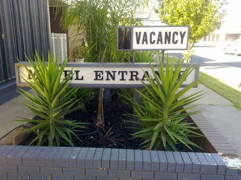 Warrina Motor Inn - Melbourne Tourism 0
