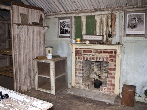 Hartzview Vineyard Heritage Pickers Hut Village - Melbourne Tourism 1