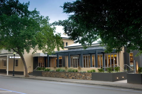 The Barker Hotel - Melbourne Tourism 0