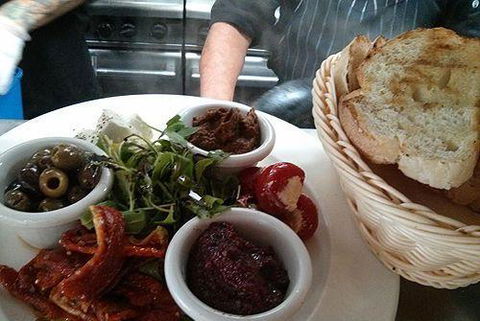 Empire Bay Tavern - Melbourne Tourism 8