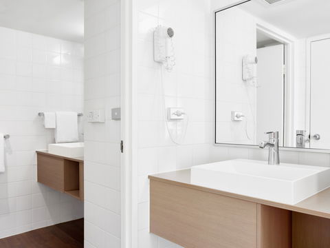 Ibis Hotel - Melbourne Tourism 7