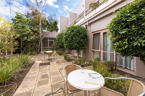 Kimberley Gardens Hotel, Serviced Apts - Melbourne Tourism 0