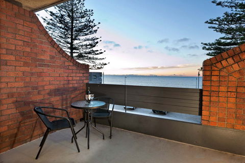 Beachfront Voyager Motor Inn - Melbourne Tourism 2