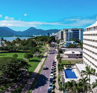 Holiday Inn Cairns Harbourside - Melbourne Tourism
