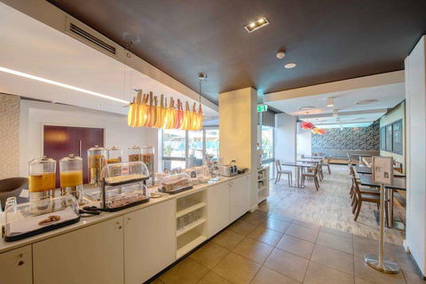 Royal Pacific Hotel - Melbourne Tourism 1
