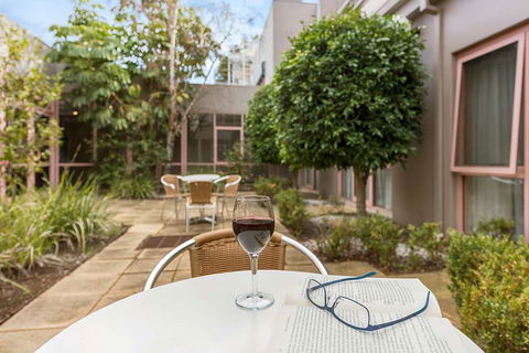 Kimberley Gardens Hotel, Serviced Apts - Melbourne Tourism 1