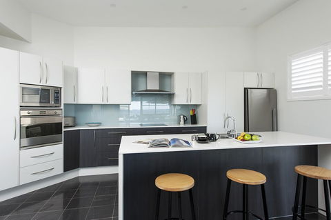 Mollymook Beachfront Penthouse 9 - Melbourne Tourism 4