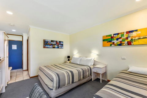 William Macintosh Motor Lodge - Melbourne Tourism 13