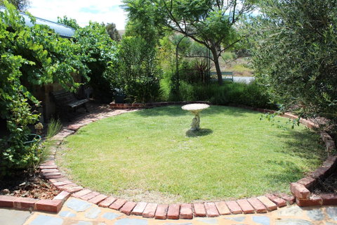 Hillside Cottage - Melbourne Tourism 9