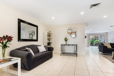 Adelaide Style Accommodation-Close To City-North Adelaide-3 Bdrm- FREE Parking - Melbourne Tourism 5