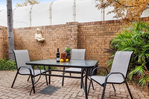 Adelaide Style Accommodation-Close To City-North Adelaide-3 Bdrm- FREE Parking - Melbourne Tourism 24