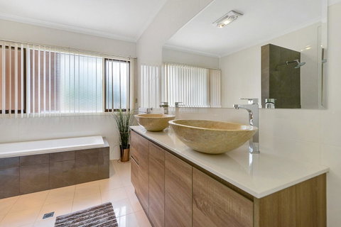 Adelaide Style Accommodation-Close To City-North Adelaide-3 Bdrm- FREE Parking - Melbourne Tourism 12