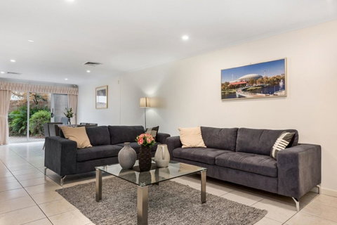 Adelaide Style Accommodation-Close To City-North Adelaide-3 Bdrm- FREE Parking - Melbourne Tourism 0