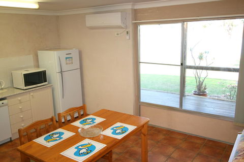 Lake Edge Apartments - Melbourne Tourism 14