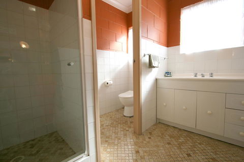 Lake Edge Apartments - Melbourne Tourism 9