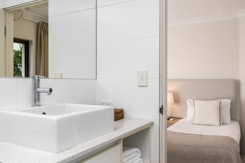 Bayview Beachfront Apartments, In Town Right On The Beach - Melbourne Tourism 31