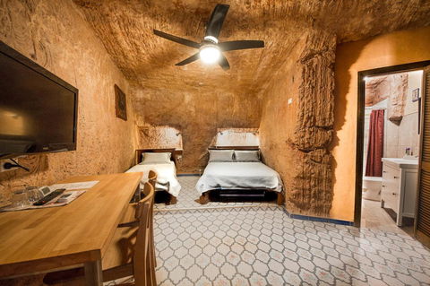 The Underground Motel - Melbourne Tourism 9