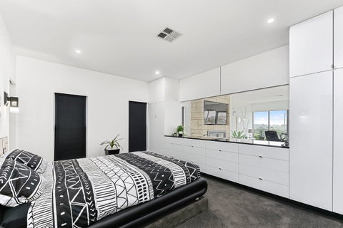KENNEDY EXECUTIVE TOWNHOUSE - Melbourne Tourism 11