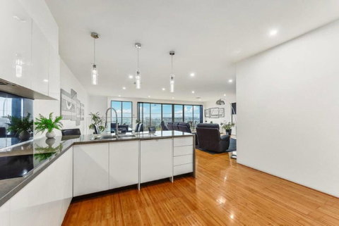 BENGALEE EXECUTIVE TOWNHOUSE- MODERN & STYLISH - Melbourne Tourism 7