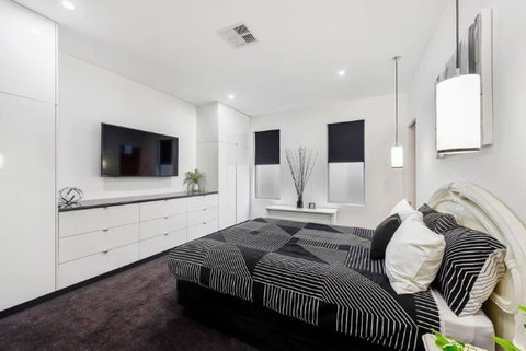BENGALEE EXECUTIVE TOWNHOUSE- MODERN & STYLISH - Melbourne Tourism 11