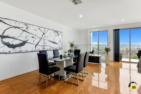 BENGALEE EXECUTIVE TOWNHOUSE- MODERN & STYLISH - Melbourne Tourism 13