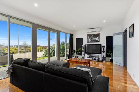 BENGALEE EXECUTIVE TOWNHOUSE- MODERN & STYLISH - Melbourne Tourism 6