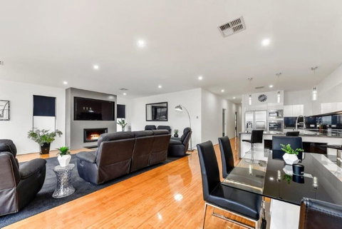 BENGALEE EXECUTIVE TOWNHOUSE- MODERN & STYLISH - Melbourne Tourism 3