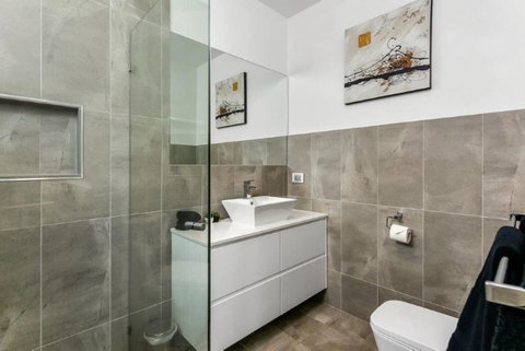 BENGALEE EXECUTIVE TOWNHOUSE- MODERN & STYLISH - Melbourne Tourism 14
