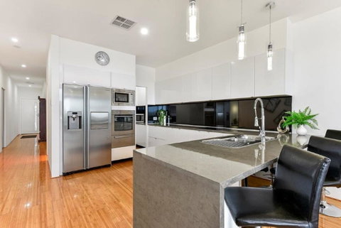 BENGALEE EXECUTIVE TOWNHOUSE- MODERN & STYLISH - Melbourne Tourism 4