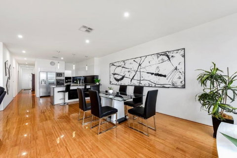 BENGALEE EXECUTIVE TOWNHOUSE- MODERN & STYLISH - Melbourne Tourism 12