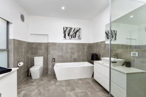 BENGALEE EXECUTIVE TOWNHOUSE- MODERN & STYLISH - Melbourne Tourism 8