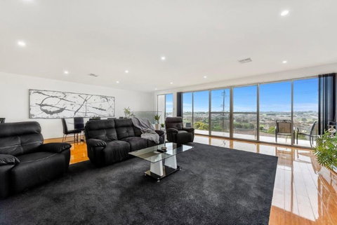 BENGALEE EXECUTIVE TOWNHOUSE- MODERN & STYLISH - Melbourne Tourism 0