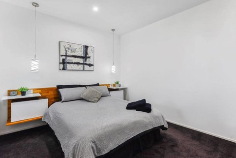 BENGALEE EXECUTIVE TOWNHOUSE- MODERN & STYLISH - Melbourne Tourism 9
