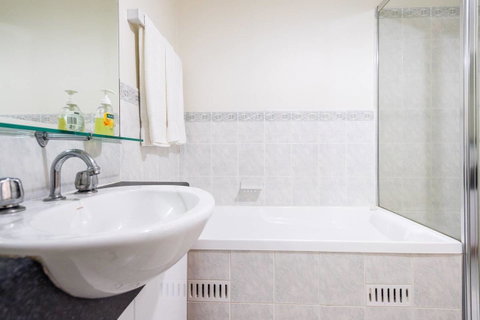 Executive 3 Bedroom Apartment + Internet + Parking - Melbourne Tourism 18