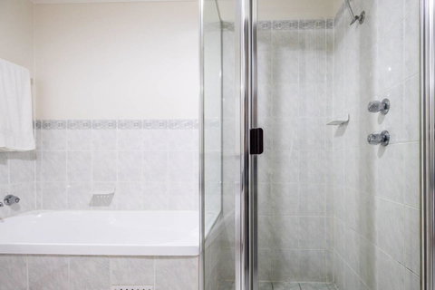 Executive 3 Bedroom Apartment + Internet + Parking - Melbourne Tourism 39