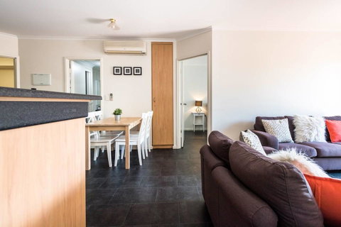 Executive 3 Bedroom Apartment + Internet + Parking - Melbourne Tourism 19