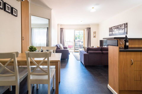 Executive 3 Bedroom Apartment + Internet + Parking - Melbourne Tourism 21