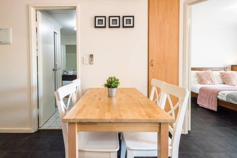 Executive 3 Bedroom Apartment + Internet + Parking - Melbourne Tourism 13