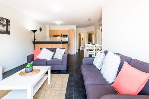 Executive 3 Bedroom Apartment + Internet + Parking - Melbourne Tourism 7
