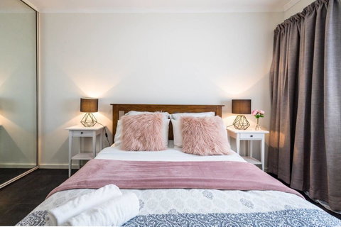 Executive 3 Bedroom Apartment + Internet + Parking - Melbourne Tourism 1