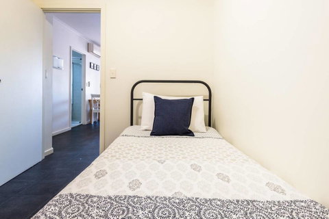 Executive 3 Bedroom Apartment + Internet + Parking - Melbourne Tourism 34