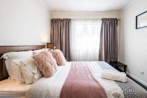 Executive 3 Bedroom Apartment + Internet + Parking - Melbourne Tourism 4