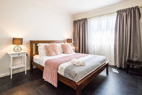 Executive 3 Bedroom Apartment + Internet + Parking - Melbourne Tourism 9