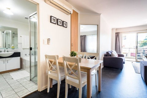 Executive 3 Bedroom Apartment + Internet + Parking - Melbourne Tourism 38