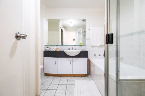 Executive 3 Bedroom Apartment + Internet + Parking - Melbourne Tourism 25
