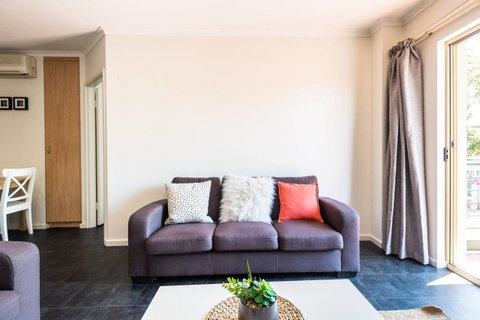 Executive 3 Bedroom Apartment + Internet + Parking - Melbourne Tourism 20