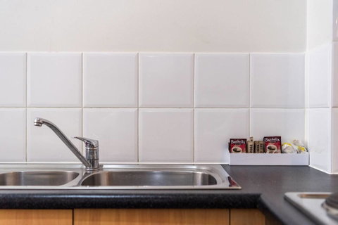 Executive 3 Bedroom Apartment + Internet + Parking - Melbourne Tourism 24