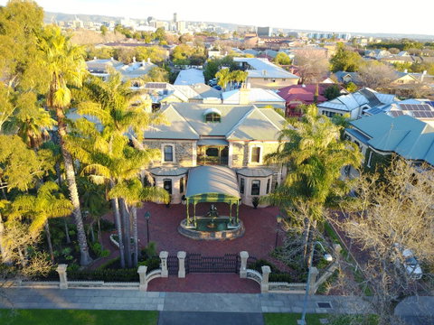 Grand Bluestone Mansion - Melbourne Tourism 1