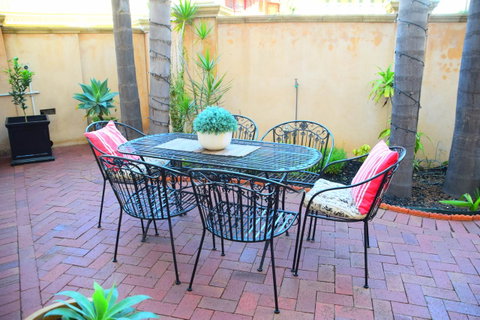 Grand Bluestone Mansion - Melbourne Tourism 17